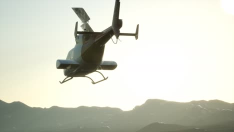 Helicóptero-Volador-En-Cámara-Lenta-Extrema-Y-Cielo-Al-Atardecer